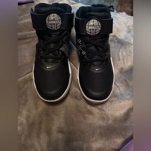 NIKE boys youth shoes